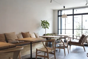 ドマーニインテリア｜デザインが統一されたクッションもお店のアクセント