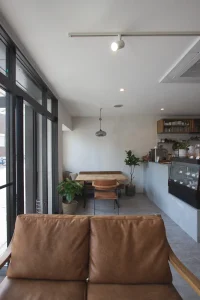 ドマーニインテリア｜しっとりとなめらかな革の質感と座り心地の良さが人気のソファ席