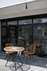 ドマーニインテリア｜テラス席はわんちゃんとのお散歩中にどうぞひと休み。リードフック設備あり。