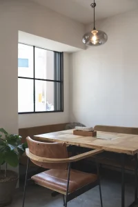 ドマーニインテリア｜オーダーの木製テーブルとそれを囲むL字ソファ。お子様連れにオススメの席