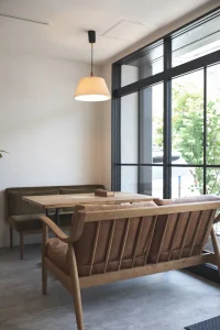 ドマーニインテリア｜柔らかな陽射しを感じられるテーブル席